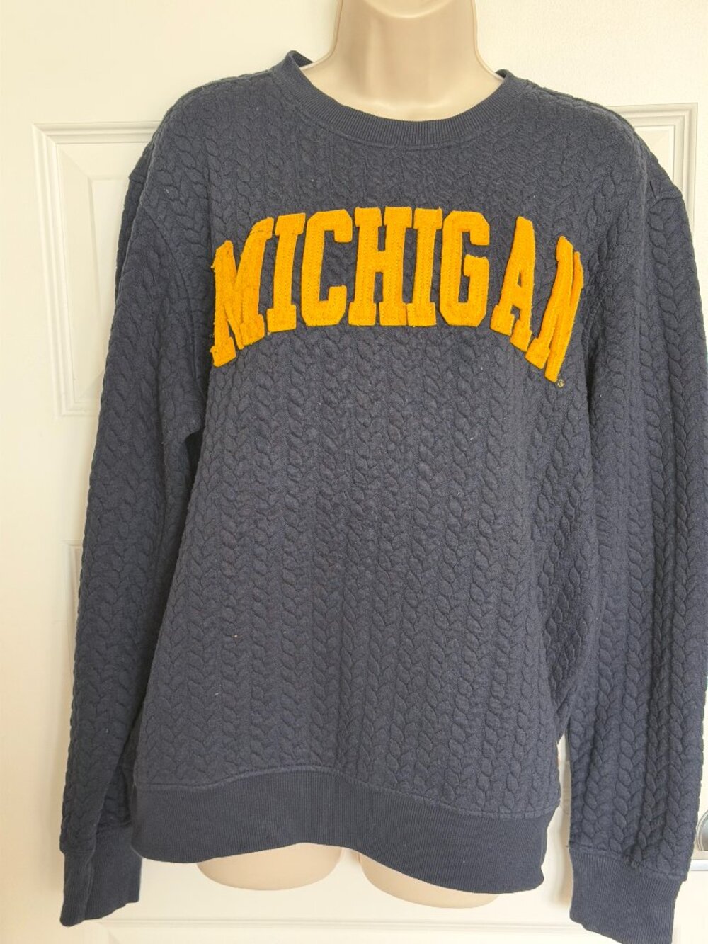 Michigan Wolverines Sweatshirt Sweater – Size M 💙💛